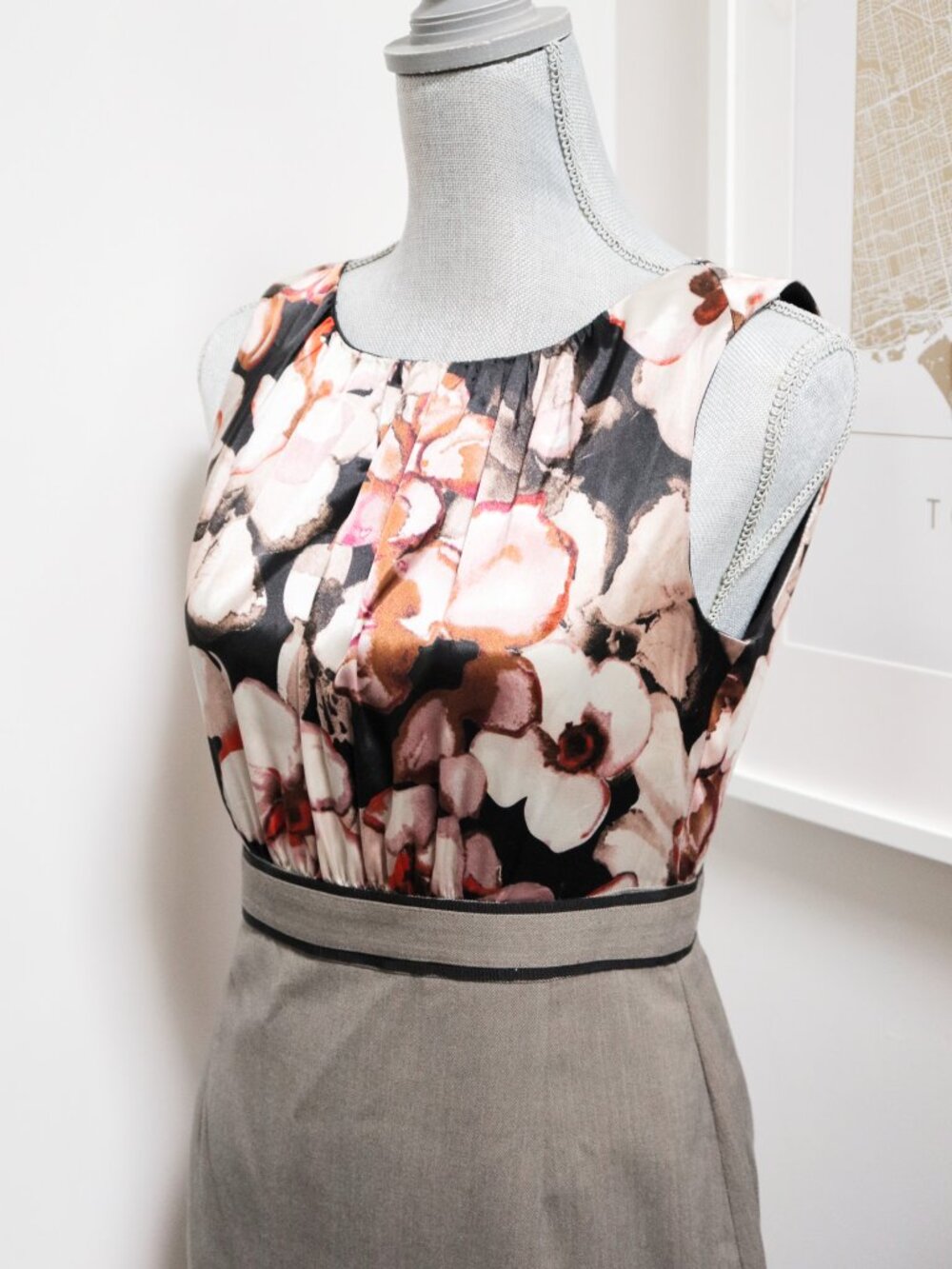 T by TAHARI Sleeveless Sheath Dress Dark Floral & Warm Grey Tweed Size S, Office - Picture 2 of 10
